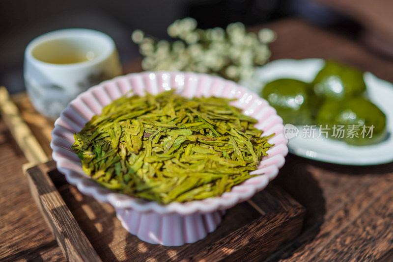 桌子上的茶,茶叶与青团