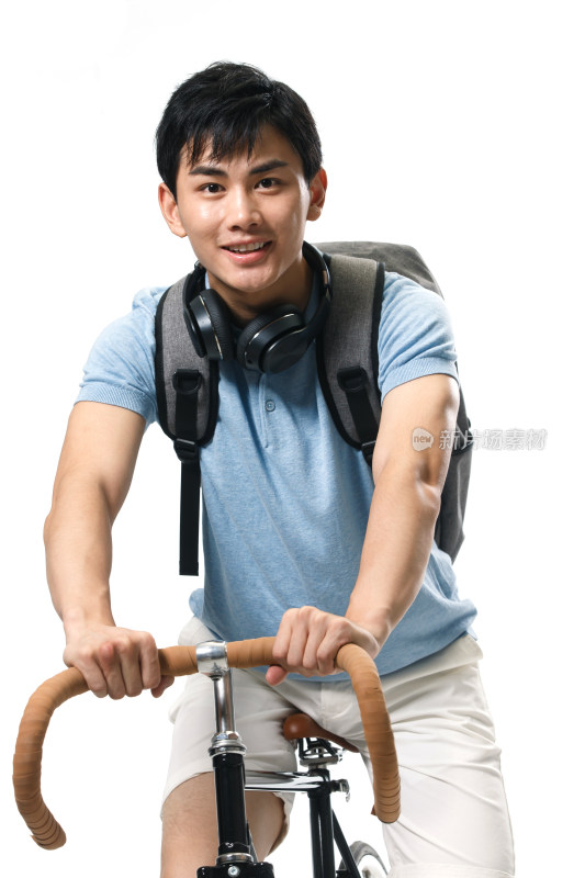 年轻的大学生骑自行车