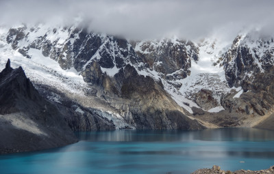 雪山脚下河谷湖泊自然风景