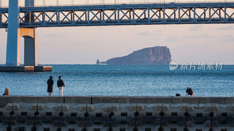 海边行人与跨海大桥风景