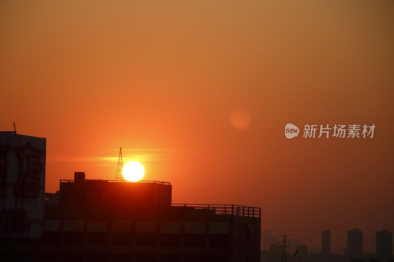 城市建筑上的落日夕阳景象