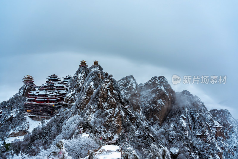 洛阳老君山金顶建筑群雪后云海自然风景