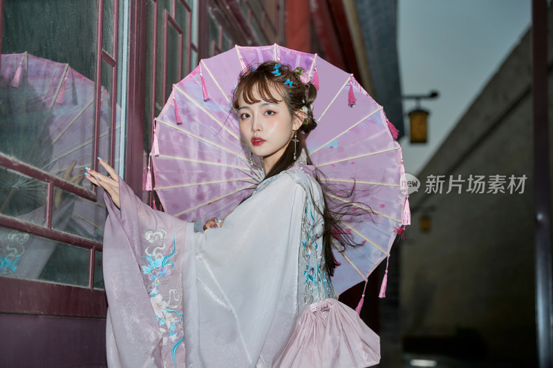 穿古装汉服手持工艺伞的东方美少女