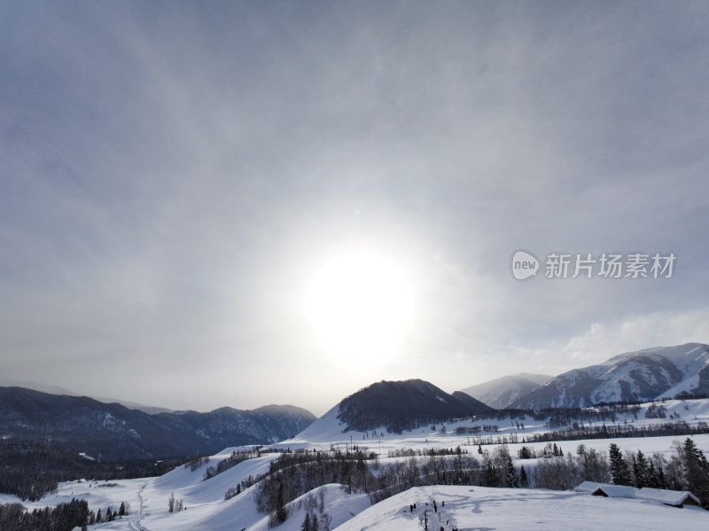 中国新疆阿勒泰禾木冬季雪景白雪覆盖的禾木