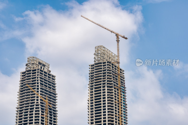 湖北武汉在建高楼与蓝天白云