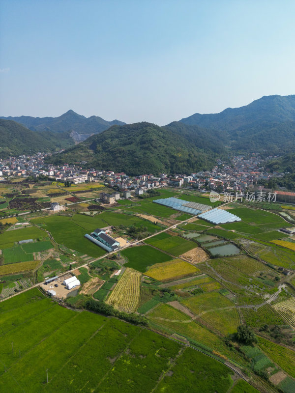 航拍蓝天白云下的青山河流村庄风光