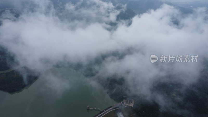 广东东莞：雨后银瓶山上空出现云海