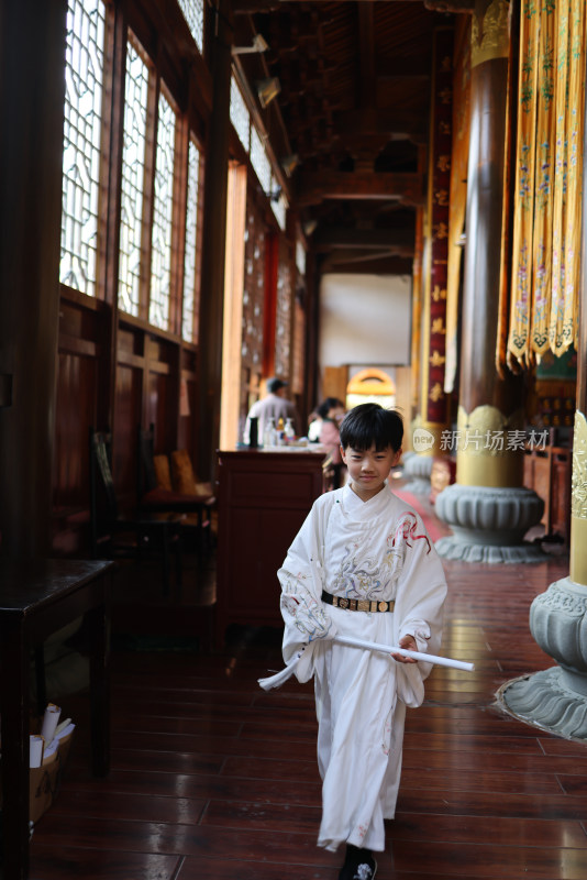 中国杭州上天竺法喜寺穿汉服的中国小男孩