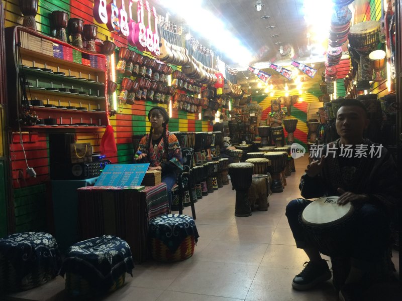 民族乐器店内演奏场景