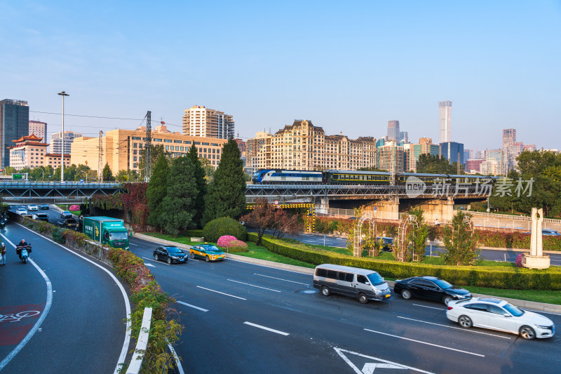 北京公路与铁轨交织的城市建筑群