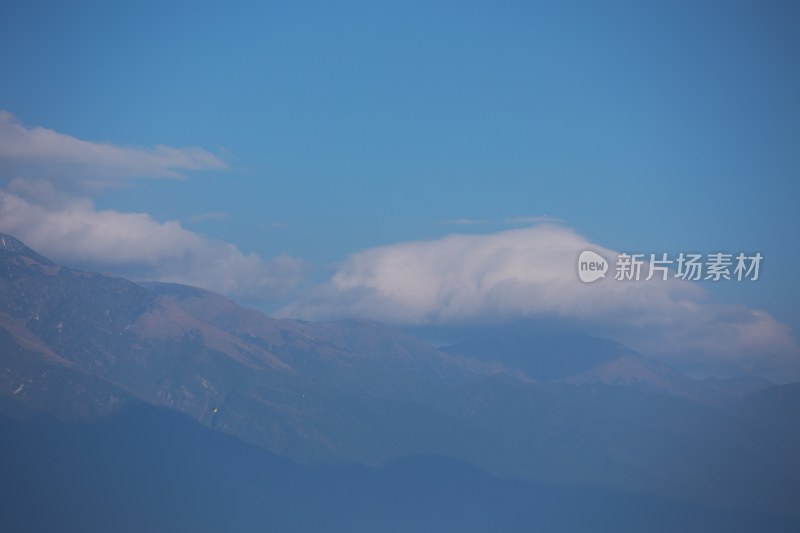 蓝天白云下的连绵山脉苍山洱海壮丽景象