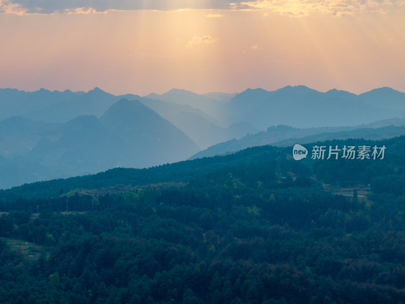 群山沐浴在金色暮光中