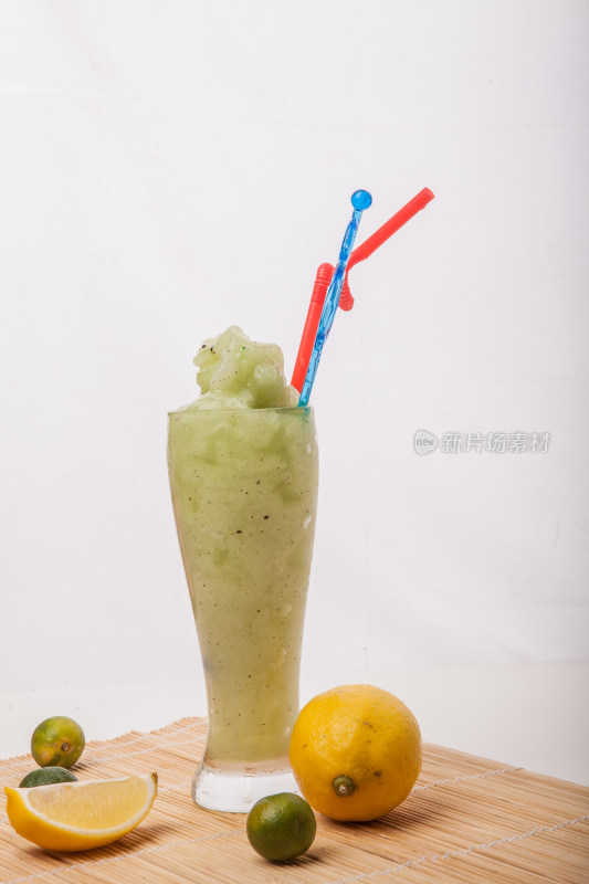 绿色冰饮搭配柠檬青柠