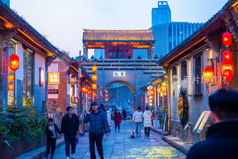 烟台所城里古街行人夜景