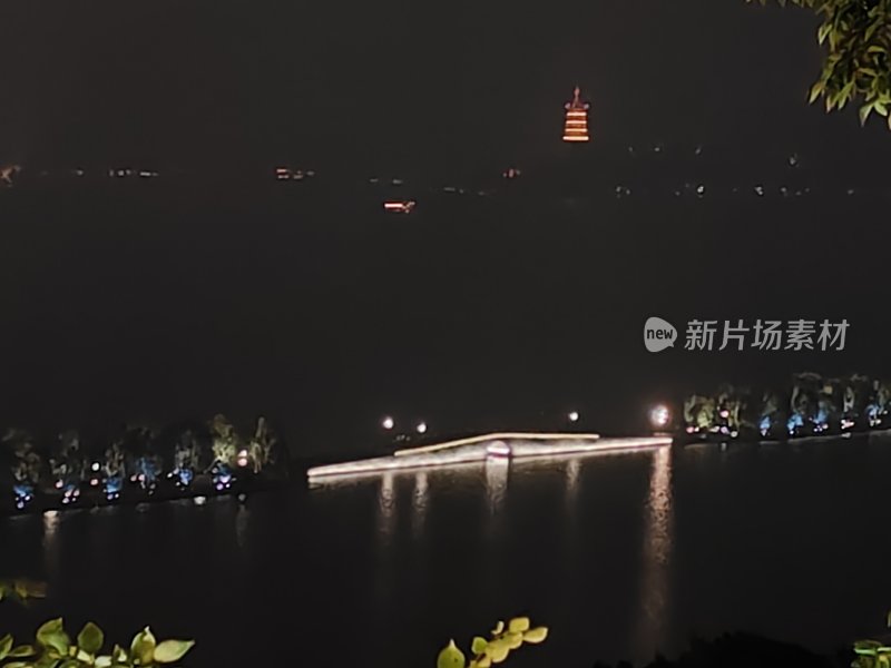 夜景中的湖与桥及远处亮灯的塔