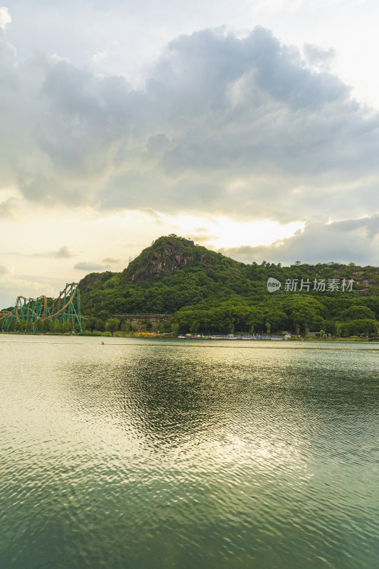 多云天气的苏州高新区狮子山和倒影