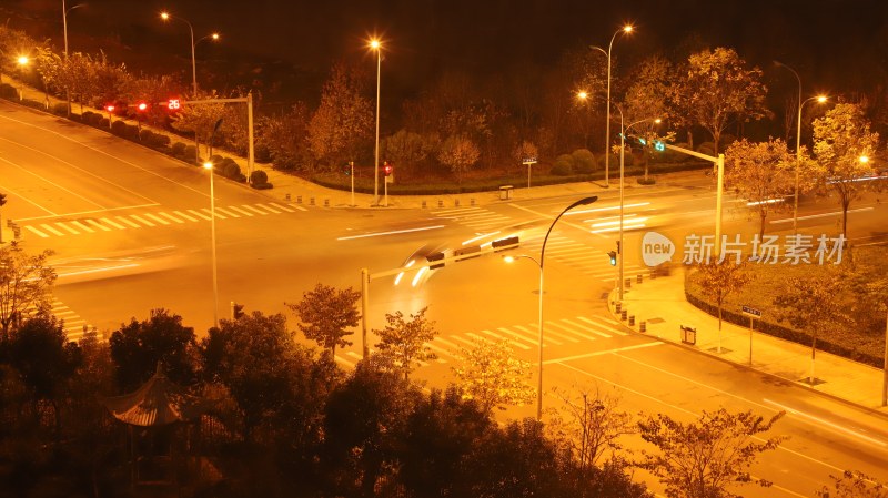 夜晚城市交通路口车流