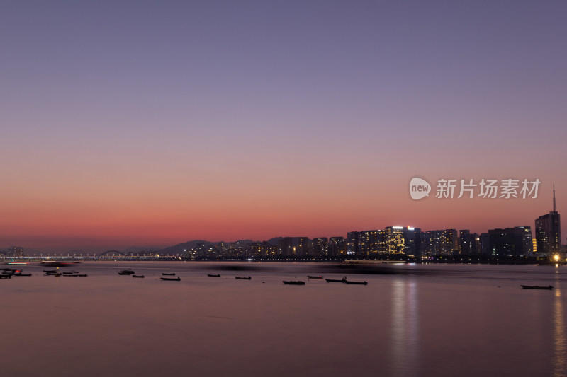 杭州钱塘江畔夜景的延时摄影素材