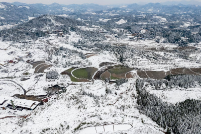 田园乡村冬天雪景航拍图