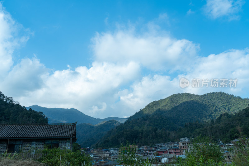 蓝天白云下的农村大山