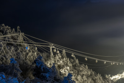 河南老君山寒冷冬季夜晚大雪冰冻的索道