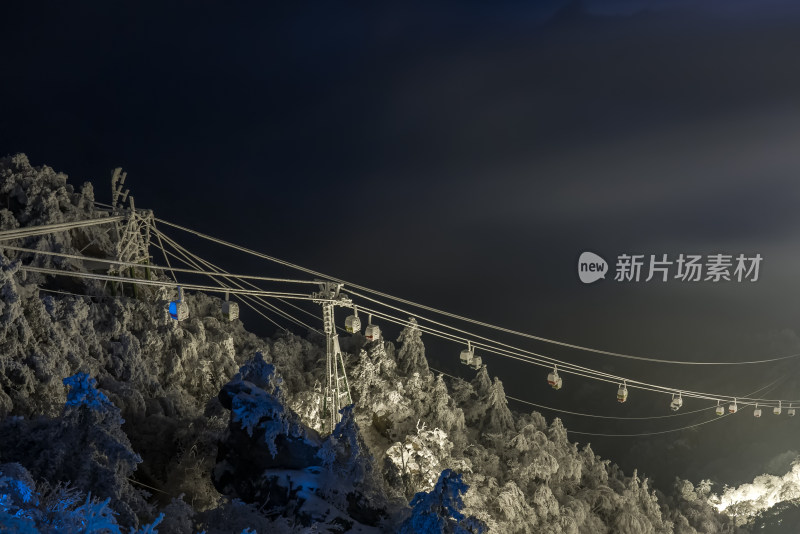 河南老君山寒冷冬季夜晚大雪冰冻的索道