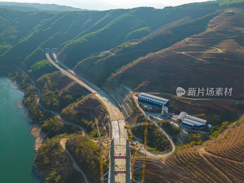 航拍澜沧江和旁边的蜿蜒公路