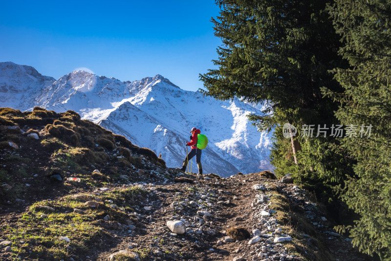 雪山脚下徒步旅行