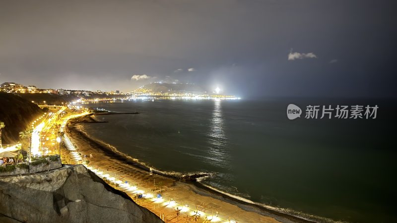 海滨城市夜景灯火璀璨的海岸线