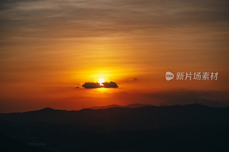 黄昏时分太阳完全落下群山后的天空场景