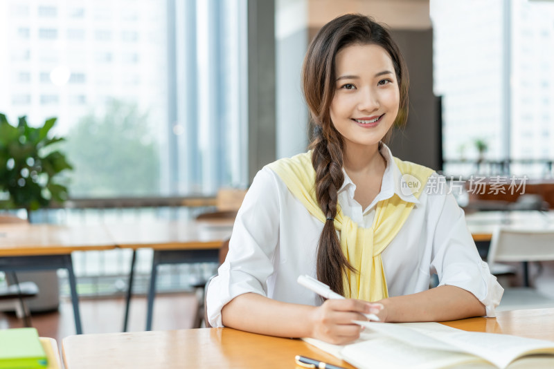 年轻女子在读书