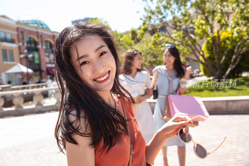 青年女人和闺蜜逛街购物