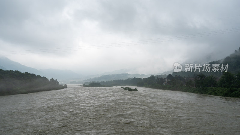 成都都江堰景区雨季的风景及游客