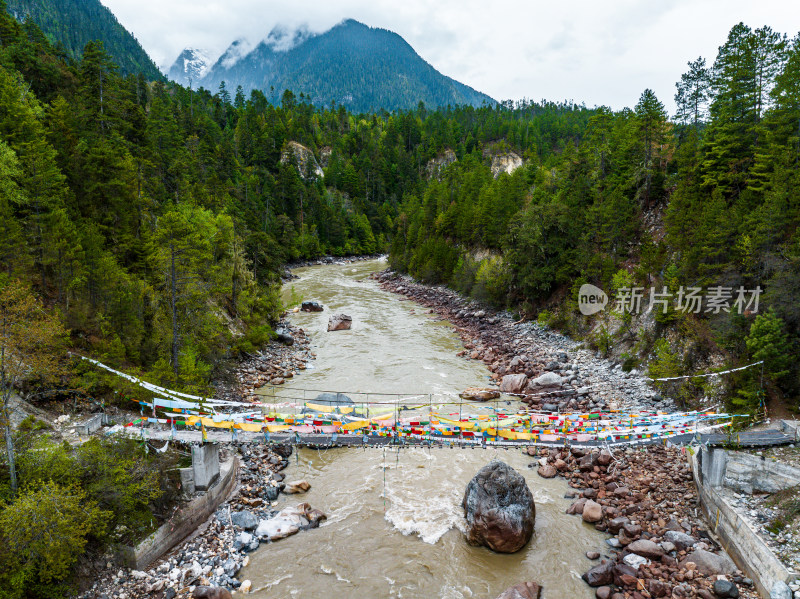 中国西藏林芝帕隆藏布江高原河流吊桥