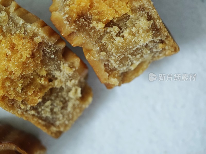 切开的月饼展示内部馅料特写