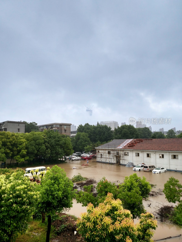 积水淹没场地的建筑周边景象