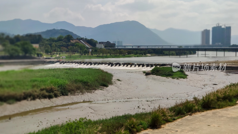 河流堤坝与远山城市景观