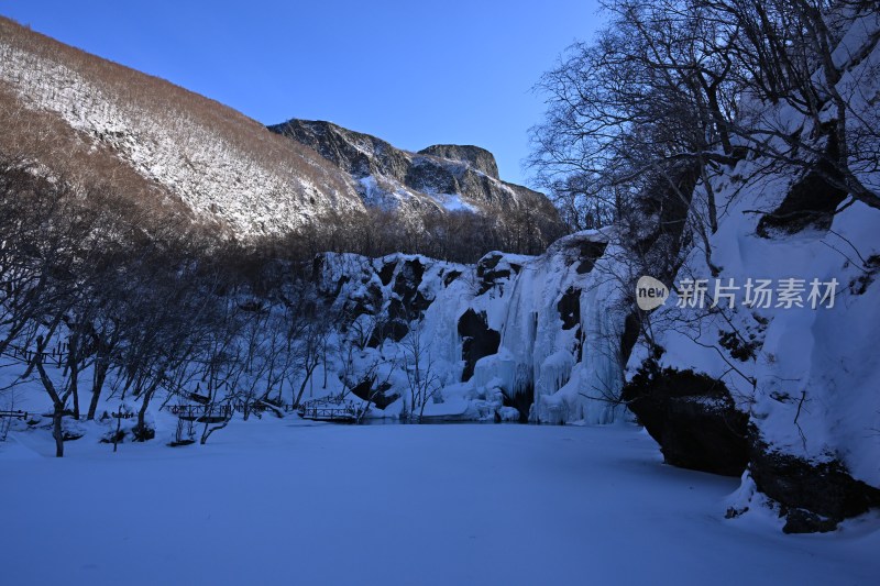 雪山间冰瀑布景观，白雪覆盖的冬日美景