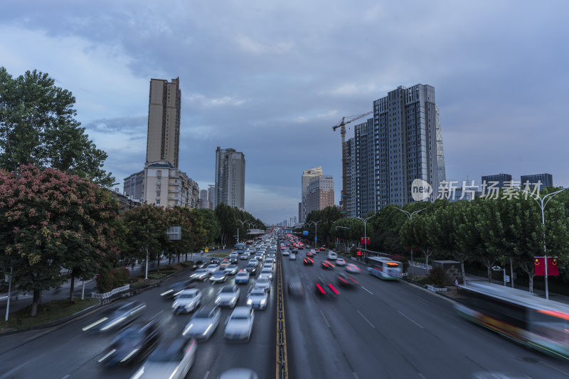 城市道路上车辆川流不息的繁忙景象