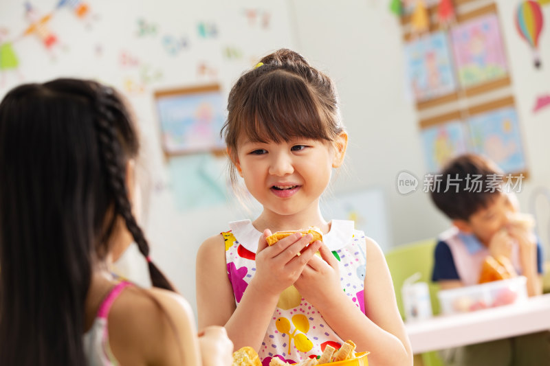 幼儿园小朋友用餐