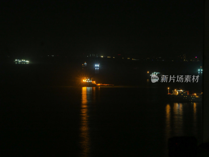 夜空映衬下的城市海景