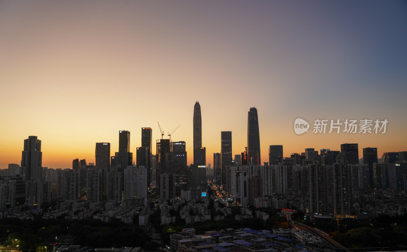 城市夜景鸟瞰，高楼林立灯火辉煌的景象