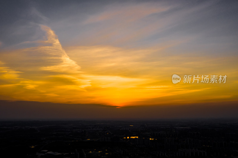 成都富人区麓湖的日落航拍风光全景图