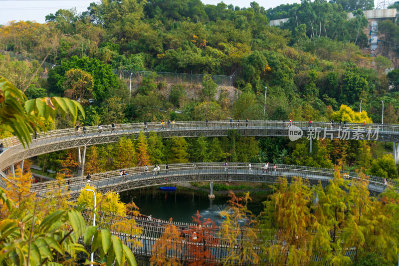 福州福道行人漫步山林间环形步道