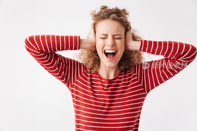 卷发女子双手捂耳大喊