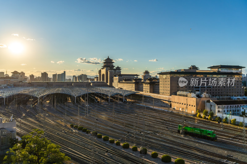 北京风光阳光下的火车站与铁轨景观