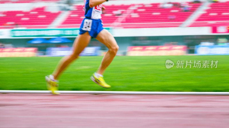 运动员在体育场跑步竞赛