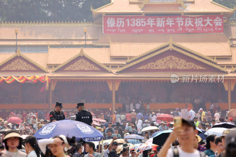 云南泼水节活动现场执勤警察