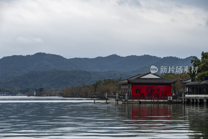 阴雨中的宁波东钱湖