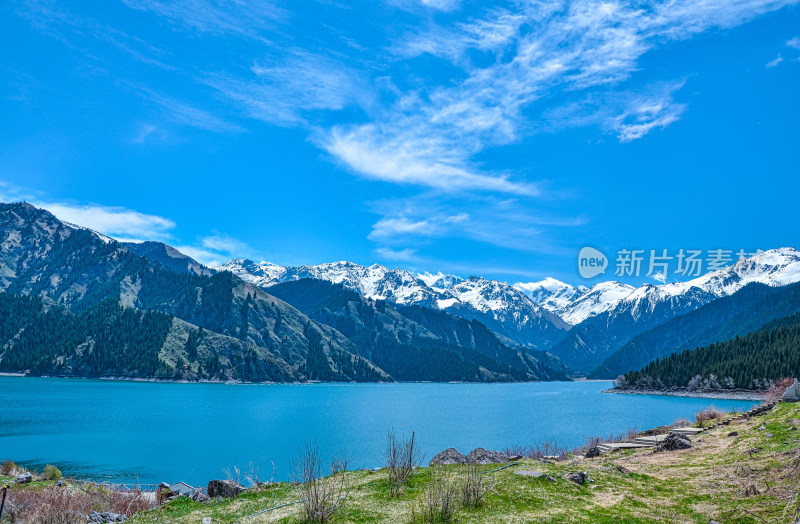 新疆昌吉天山天池旅游景区湖泊雪山风光